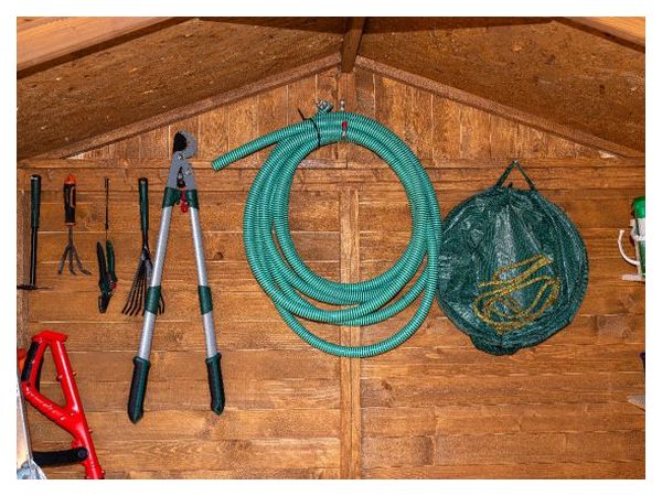 Як зберігати шланги, інструменти та садові меблі